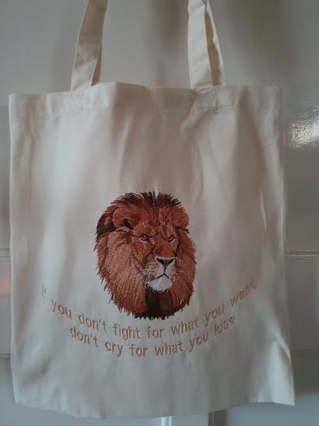 Tas met geborduurde leeuw -"If you don't fight for what you want,don't cry for what you lose"